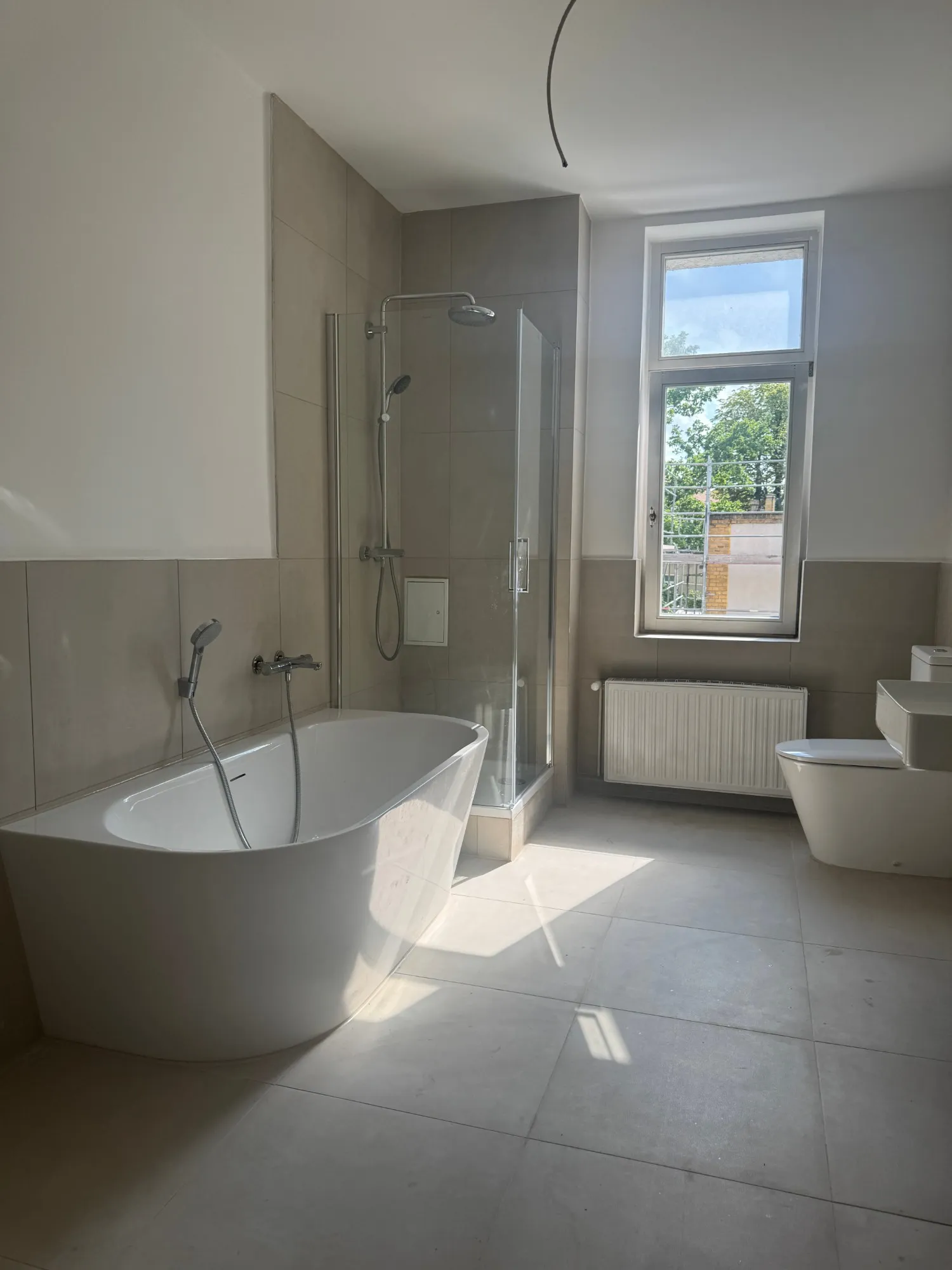 Bad mit freistehender Wanne und Tageslicht
