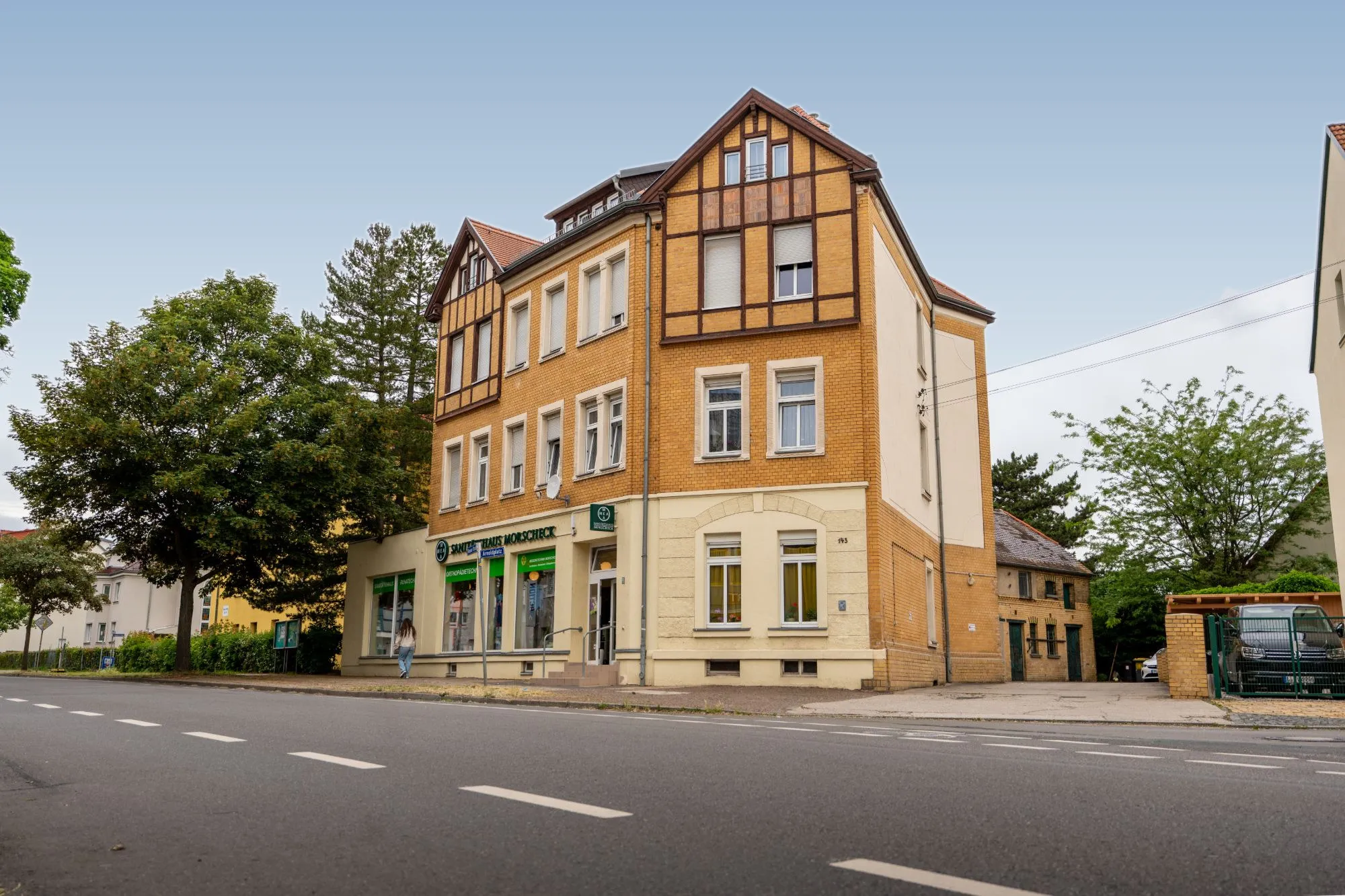 Gelbes Eckhaus mit Fachwerkgiebel