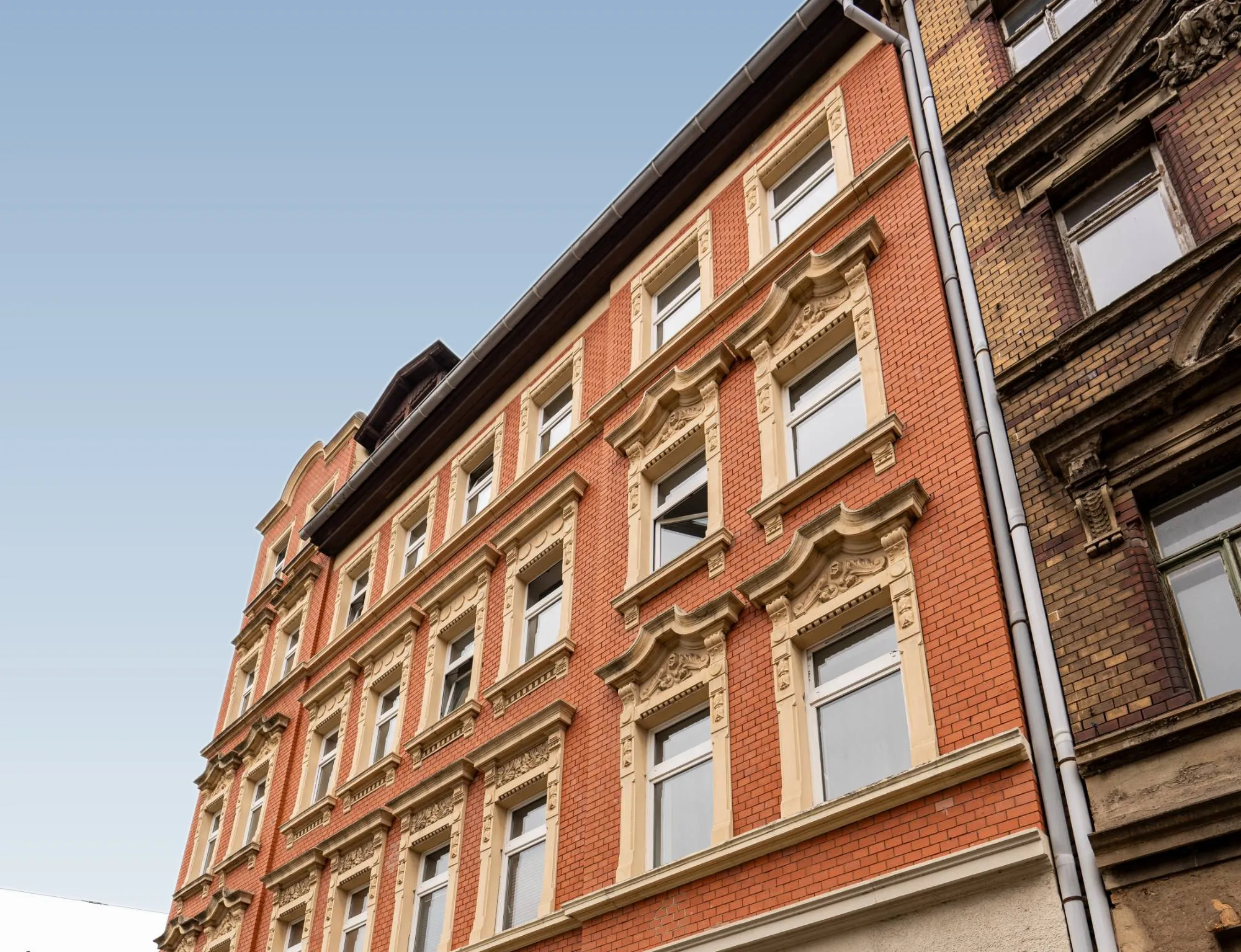 Rote Klinkerfassade mit Stuckfenstern