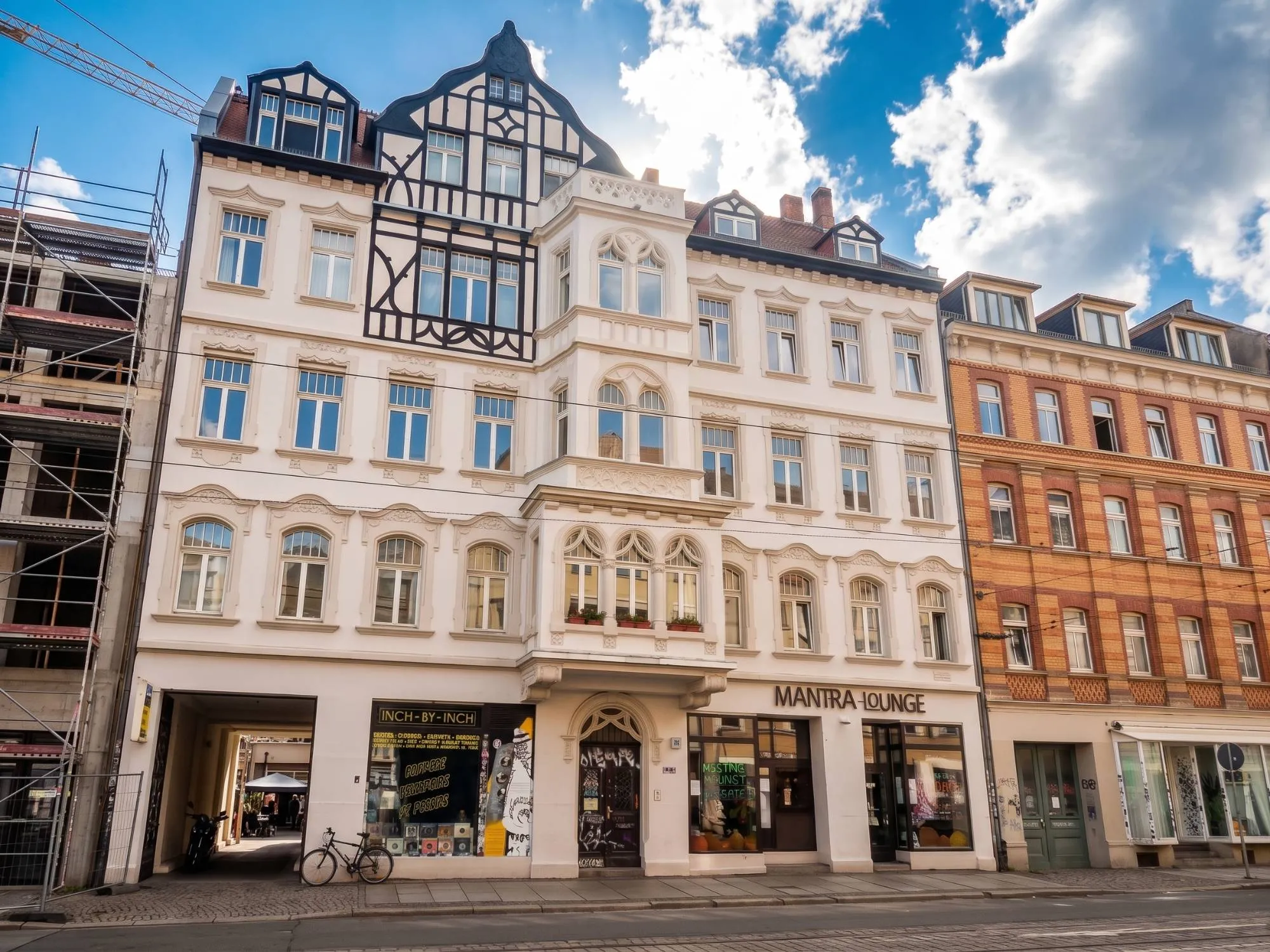 Weiße Gründerzeitfassade mit Fachwerkgiebel