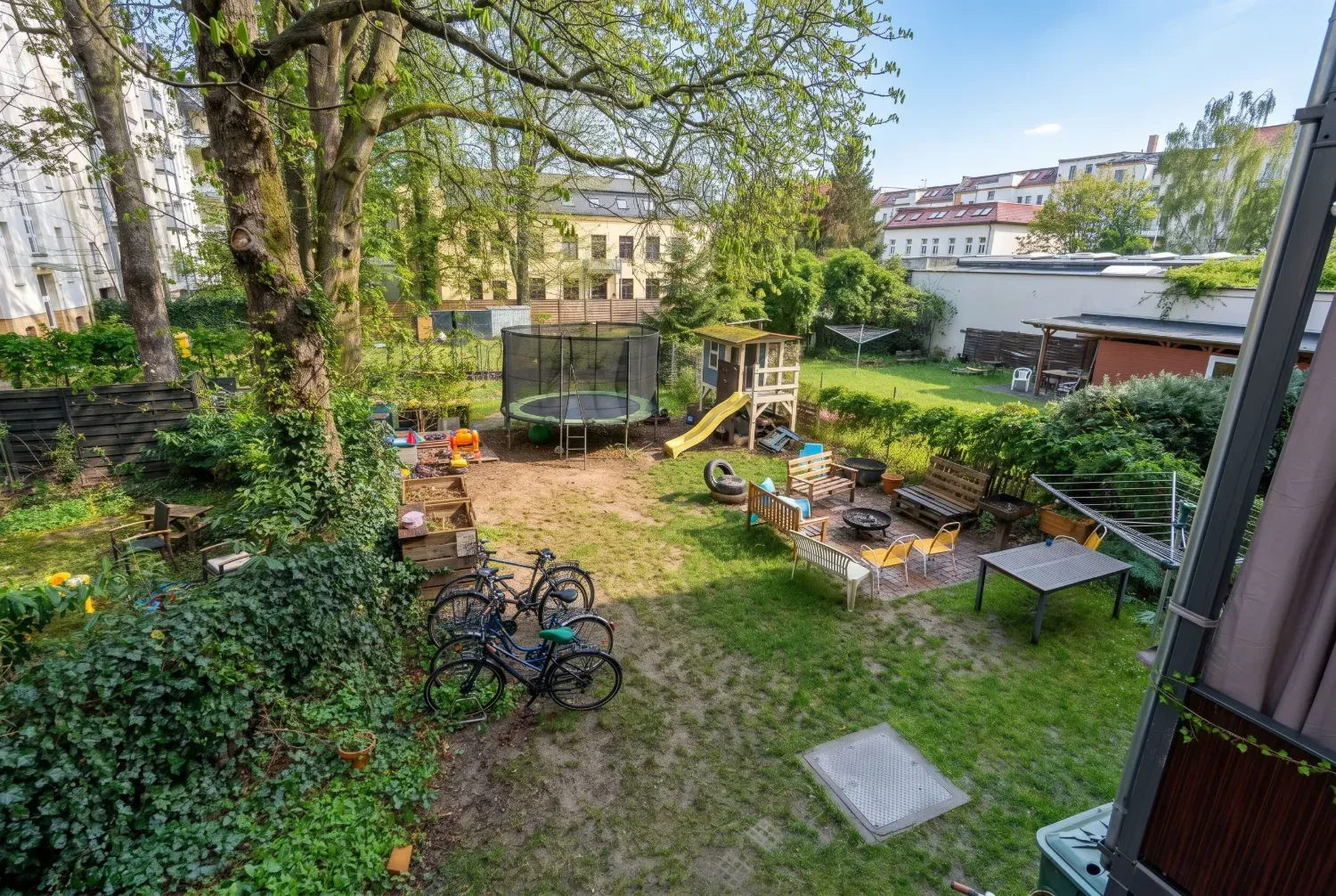 Spielgeräte im Innenhof