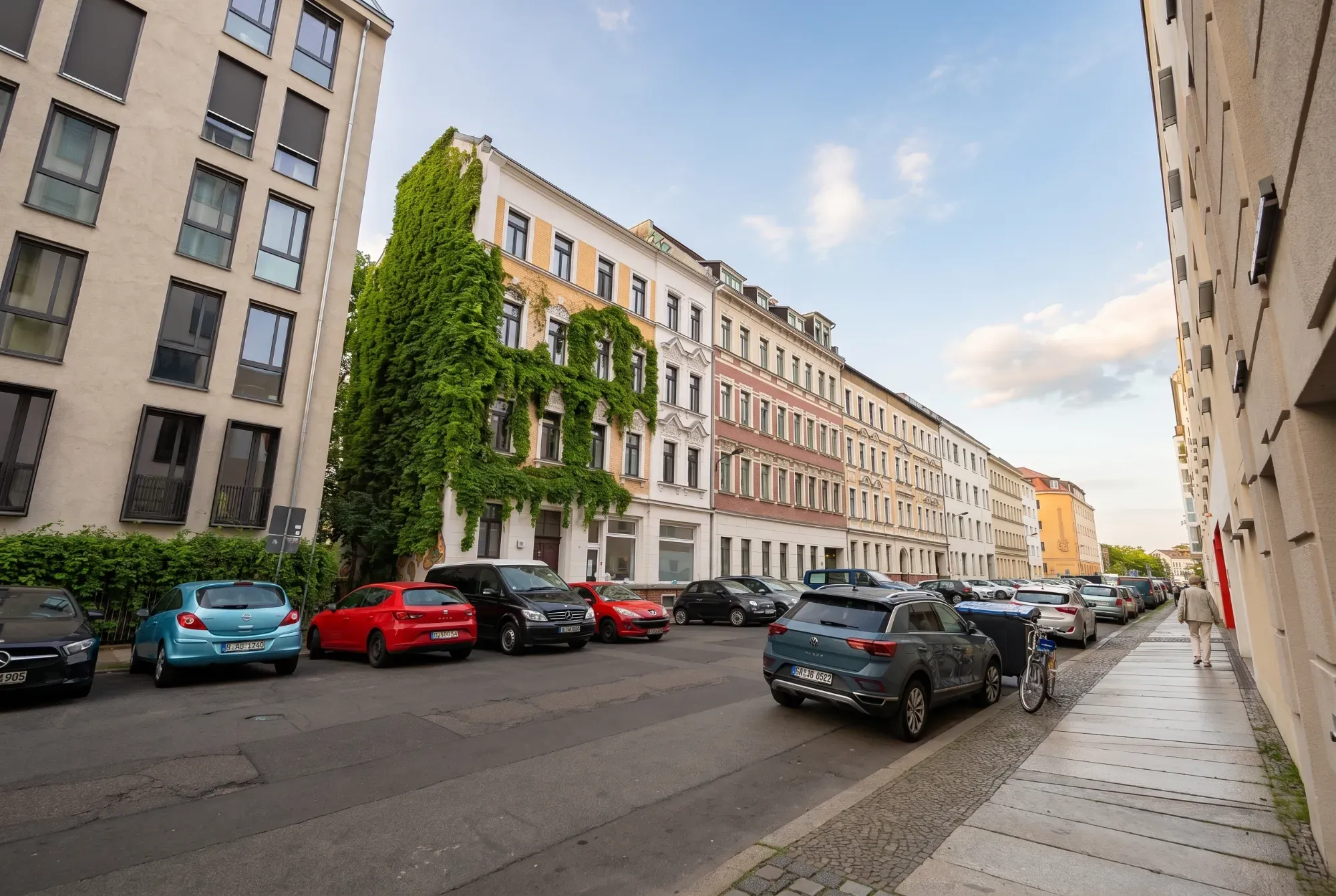 Gründerzeitstraße in Leipzig im Abendlicht