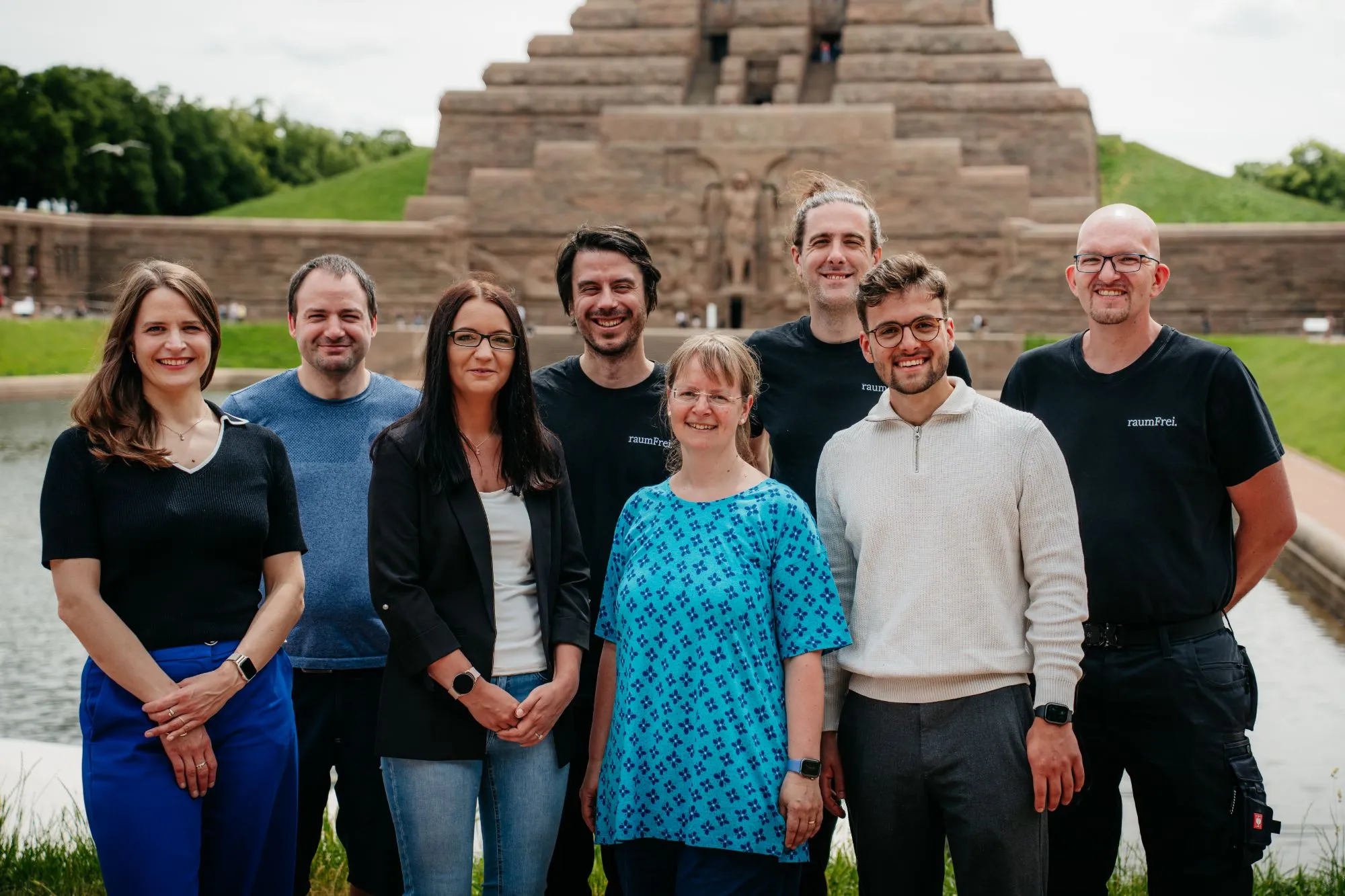 Das raumFrei-Team vor dem Völkerschlachtdenkmal