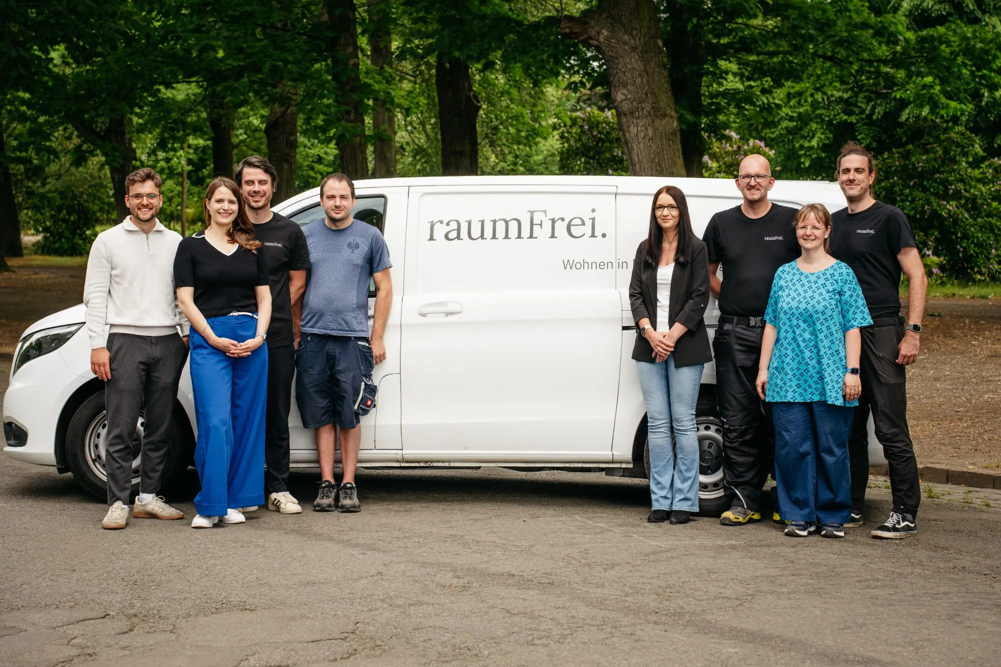 Das raumFrei-Team vor dem Firmenwagen