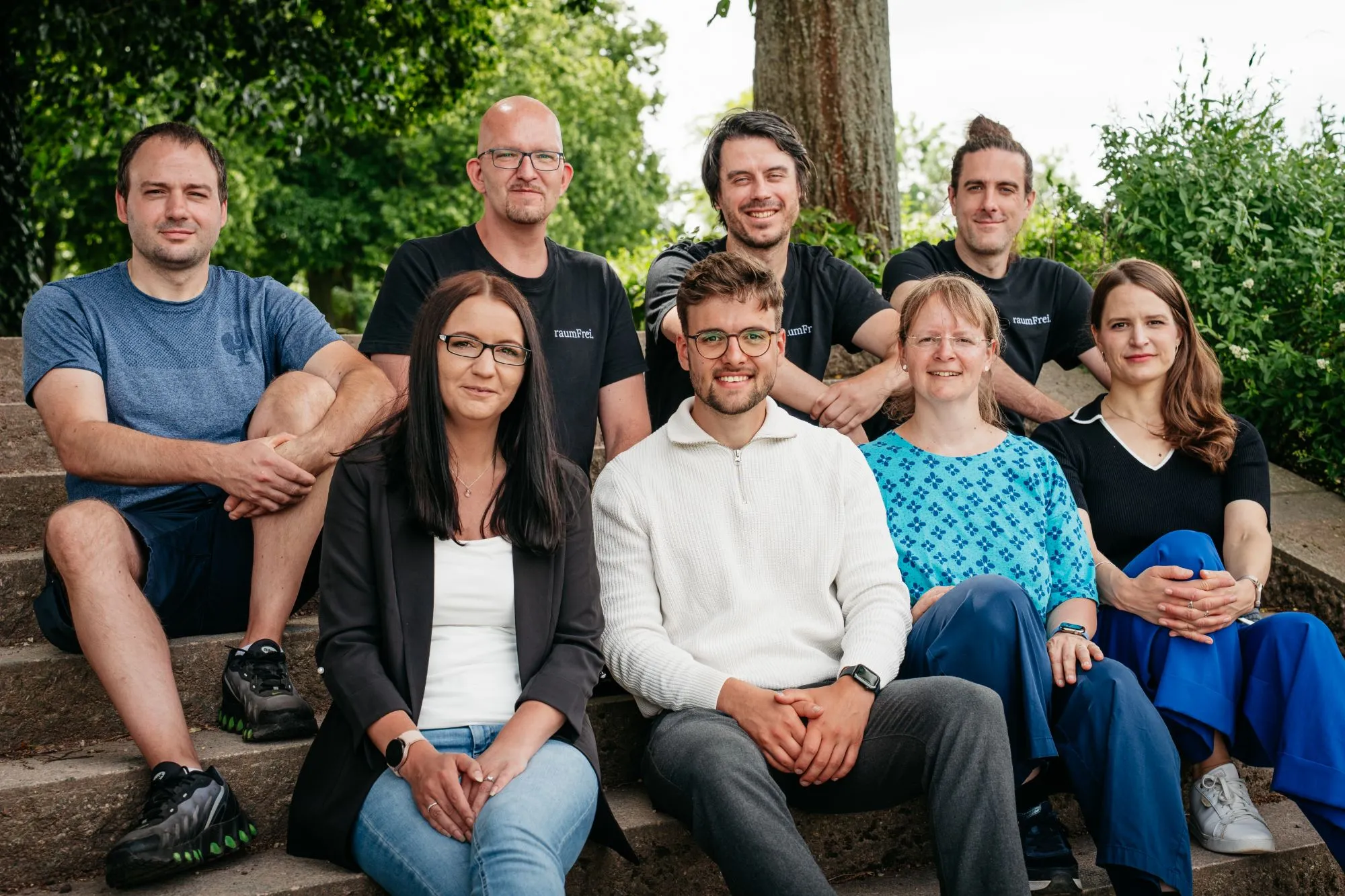 Das raumFrei-Team auf einer Altbautreppe