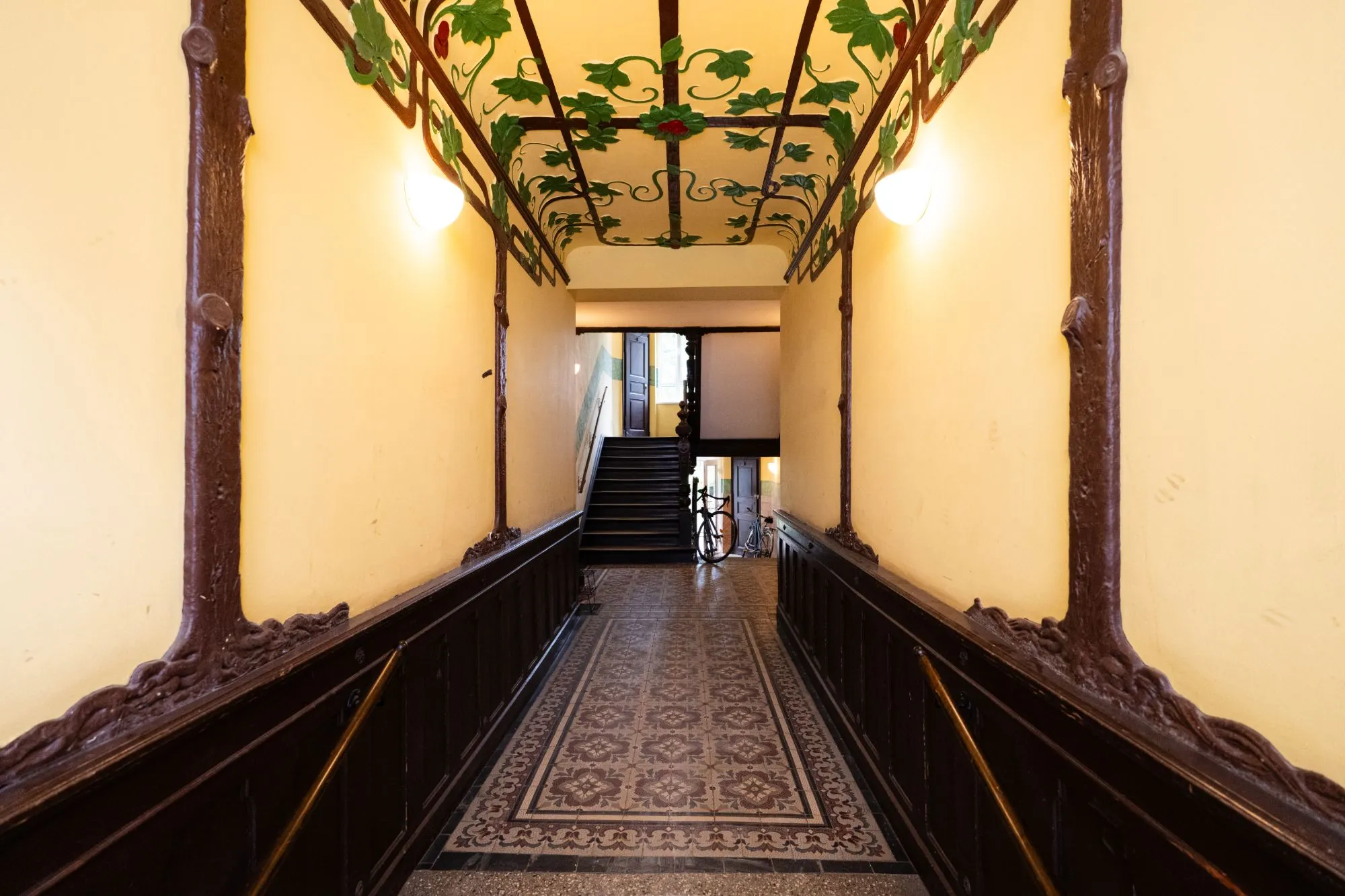 Jugendstil-Treppenhaus mit bemalter Decke